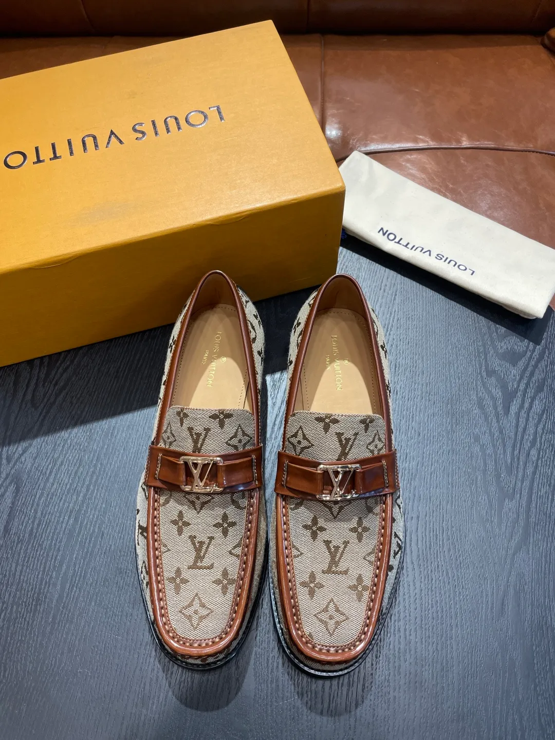 [LV] Leather shoes - High-end quality - Upper: 🔝Tumbled cowhide, Nappa cowhide, brand logo sewn on the shoe body - Inner: cowhide, foot pad; water-dyed cowhide - Outsole: T men's shoes 💰R·Rubber foam; two-color molded outsole -Super high quality control·Fine workmanship: highlighted (high-end·luxury·grade) -Size: 38-44 (45 can be customized)